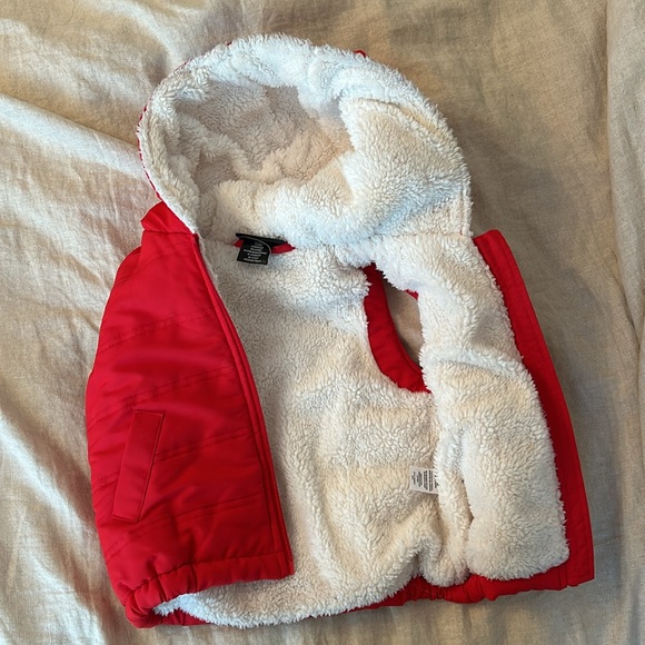 Red hooded vest, furry lining - Picture 2 of 2